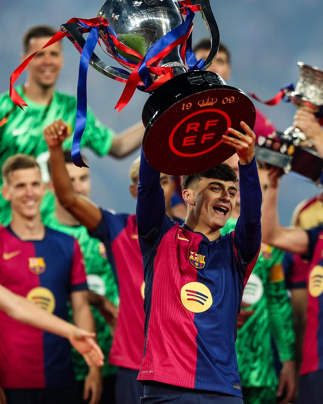 우승 트로피를 들고 있는 페드리